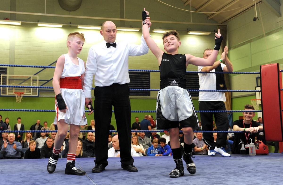 Boxing night at James Hornsby school, organised by Berry boxing club
Red hat Ronnie Anderson from Chalvedon ABC v Finlay Marvin from Stevenage ABC in the blue hat