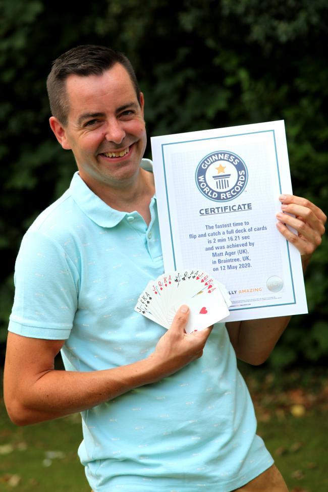 Matt Ager détient désormais le record du monde du meilleur temps pour retourner et attraper un jeu complet de cartes