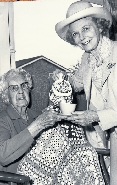 Serving up a cuppa - Dame Anna Neagle visits Alice Hill at Frances Cottee Lodge in 1980
