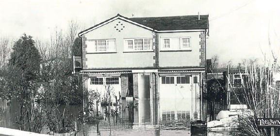 Water - the state of the flooding in Kingsman Farm Road, Hullbridge, in December 1982