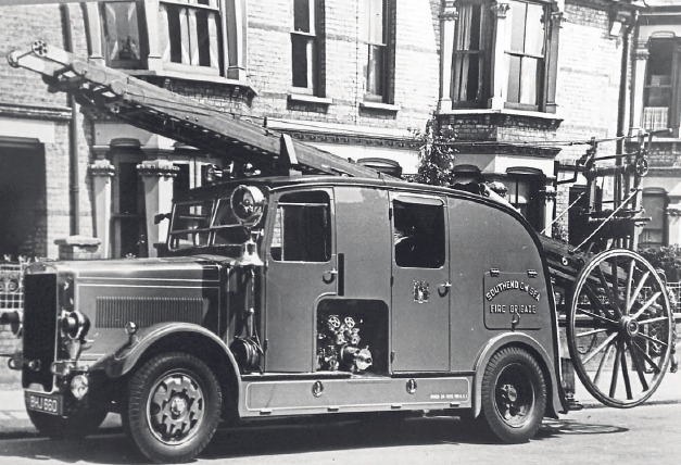 Wartime wonder - a 1940s fire engine rolls into Southend