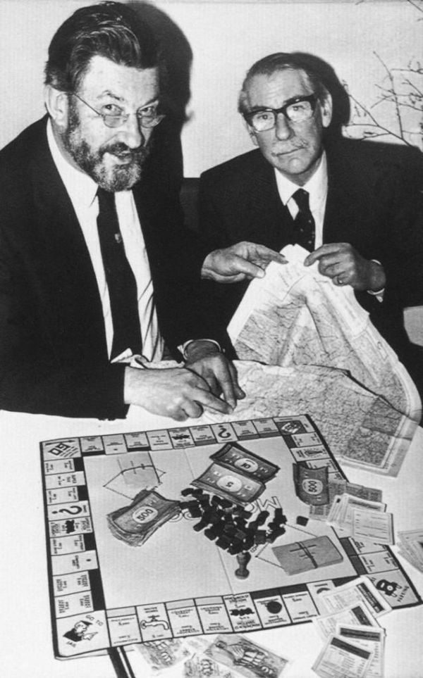 A 1985 Associated Press photo that accompanied the story about him joining Monopolys 50th anniversary celebrations 