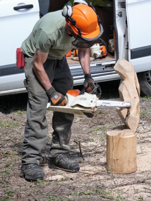 Echo: Amazing - Wood carver Nick demonstrating his skills