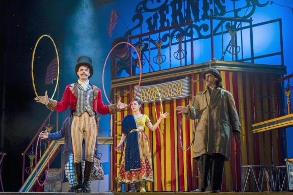 Echo: Alex Phelps as Phileas Fogg, Genevieve Sabherwal as Aouda and Eddie Mann as Detective Fix Echo: Alex Phelps as Phileas Fogg, Genevieve Sabherwal as Aouda and Eddie Mann as Detective Fix