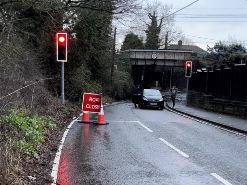 Rochford Rectory Road flooded as drivers 'break down' under bridge | Echo 