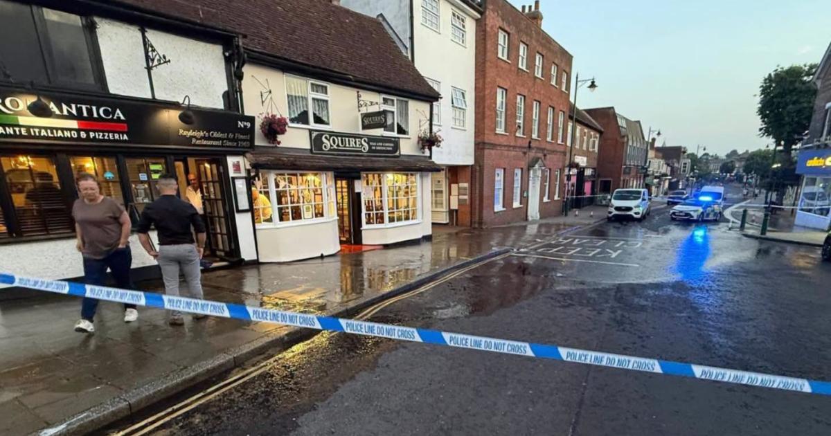 'Serious' water leak floods south Essex businesses and shuts High Street